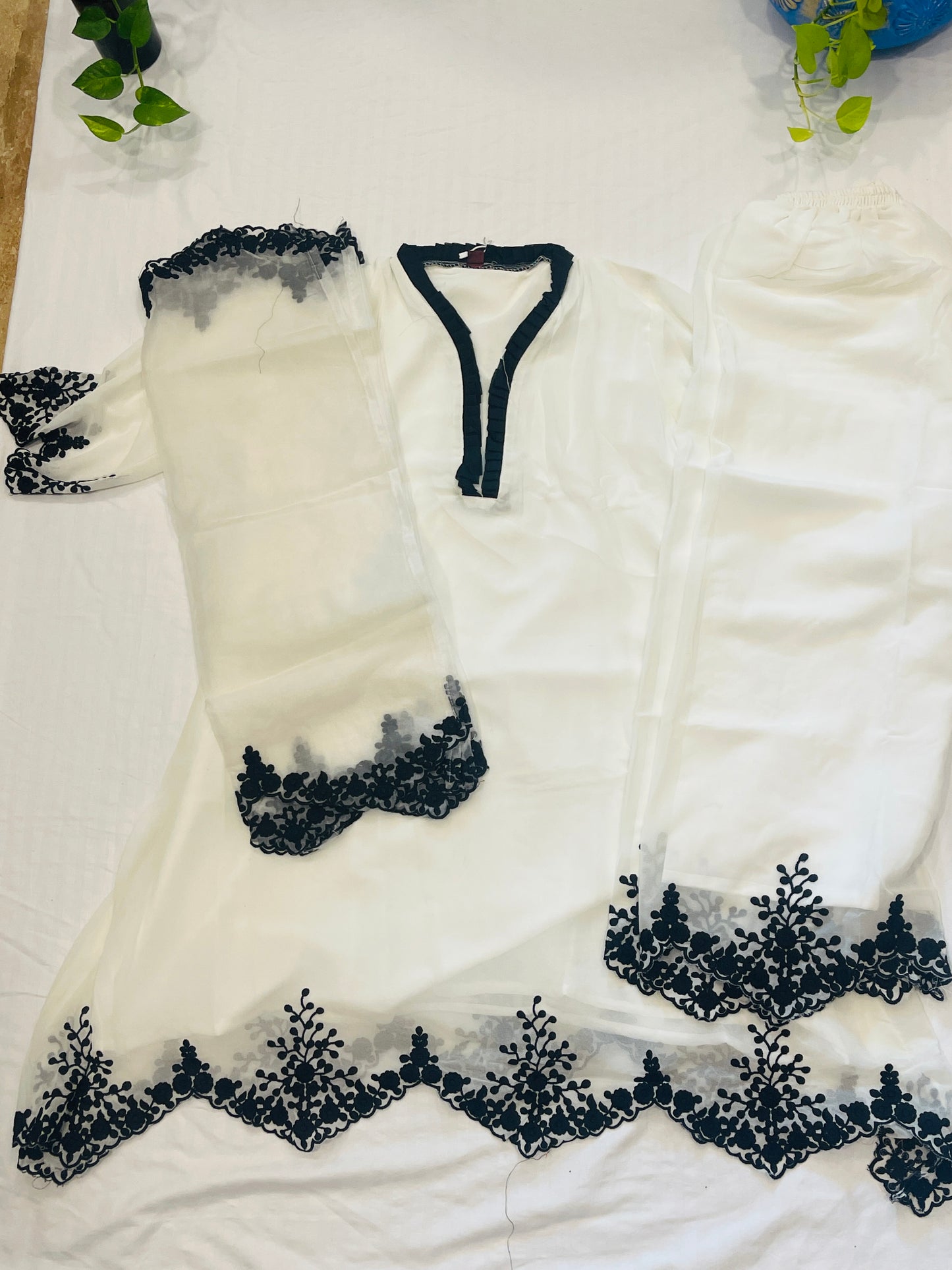 Noor-E-Safed: White Embroidered Georgette Suit Set