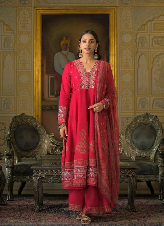 Zehra – Feminine Classic Suit Set